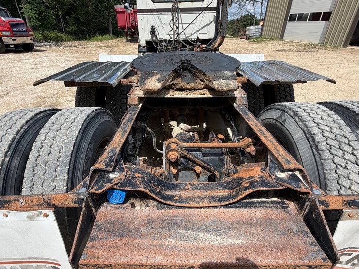 #1509-•-mack-day-cab-truck-tractor-image-39