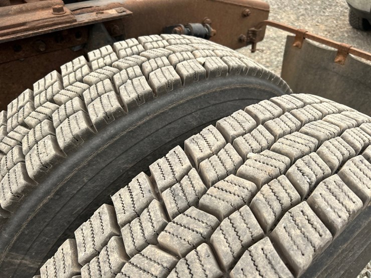 2003-freightliner-fl112-image-48