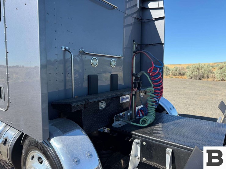 2016-peterbilt-579-image-16