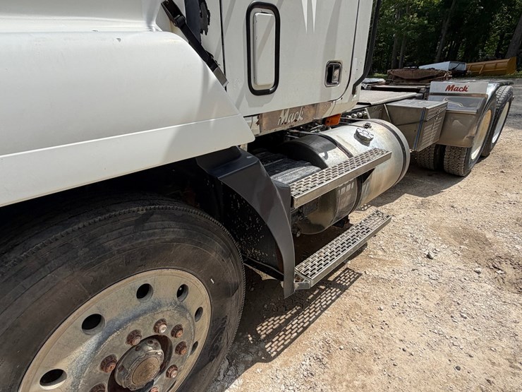 #1509-•-mack-day-cab-truck-tractor-image-20