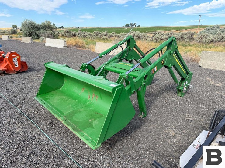 2019-john-deere-520m-image-1