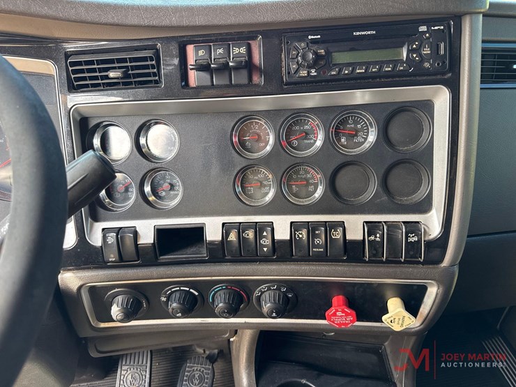 2013-kenworth-t660-image-28
