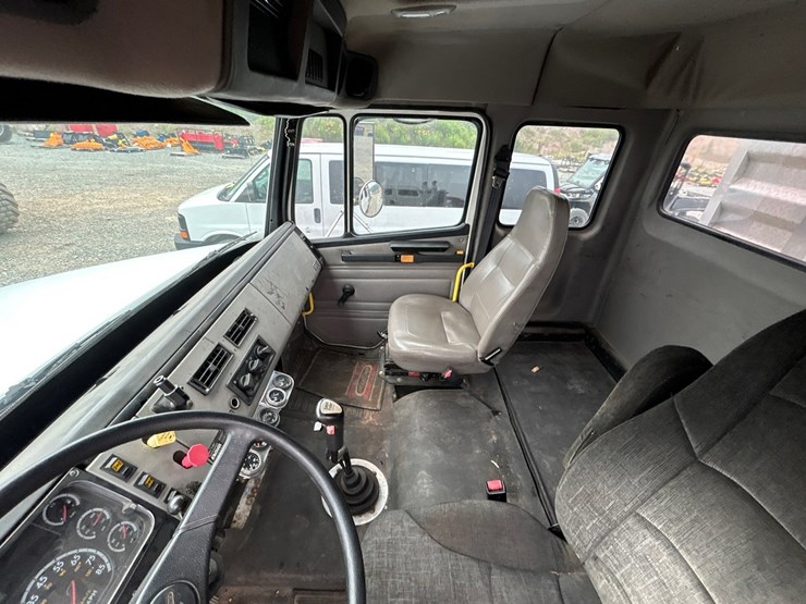 2003-freightliner-fl112-image-25