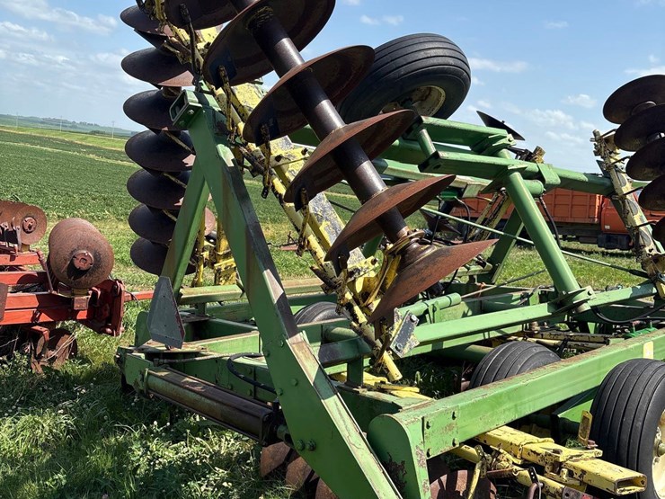 john-deere-230-image-28