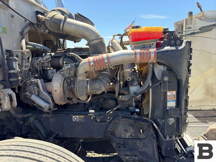 2012-peterbilt-384-image-44