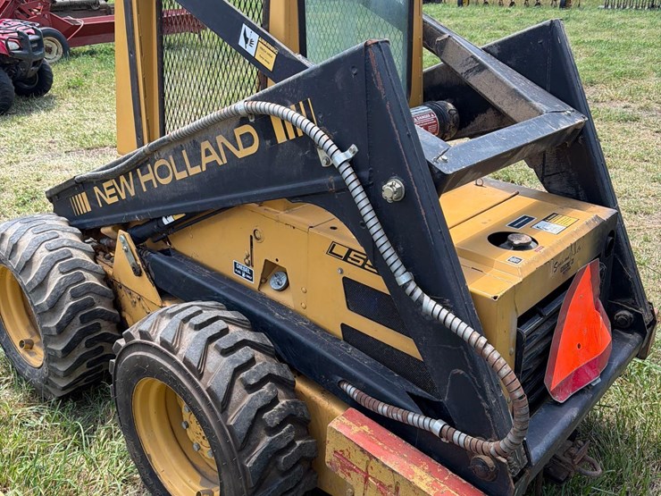 new-holland-l553-image-5