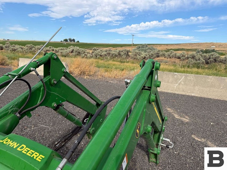 2019-john-deere-520m-image-12