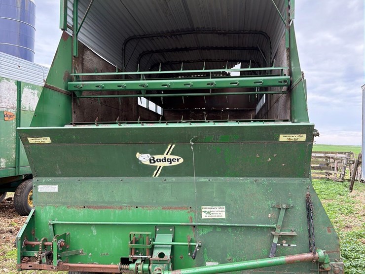 badger-18ft-front-unload-silage-wagon-image-12