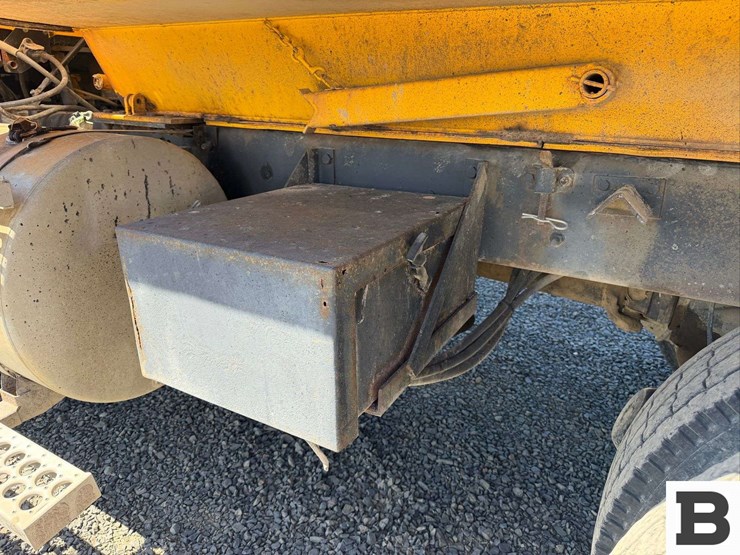 1999-mack-cl713-image-18