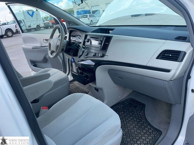 2013-toyota-sienna-image-17