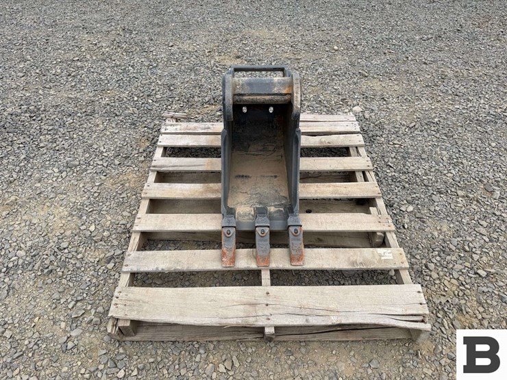 bobcat-12"-bucket-image-2