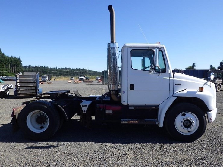 2000-freightliner-fl70-image-4