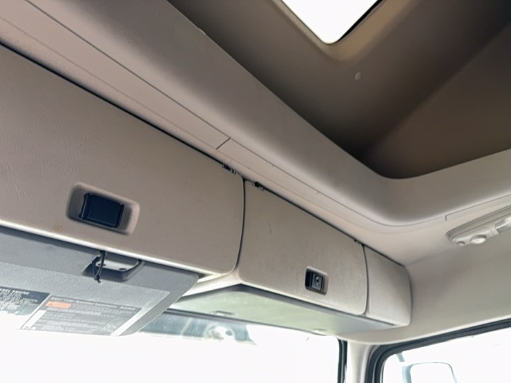2005-volvo-semi-image-49