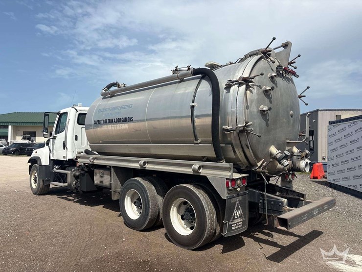 2014-freightliner-114sd-image-4