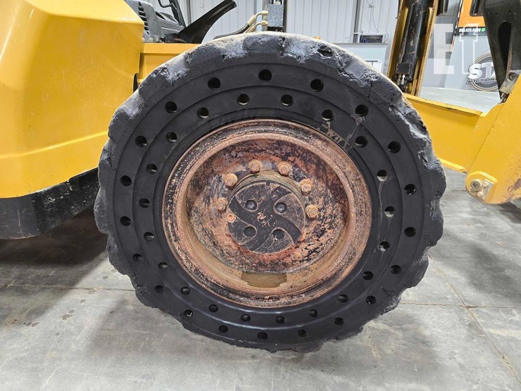 2013-caterpillar-tl1055c-image-31
