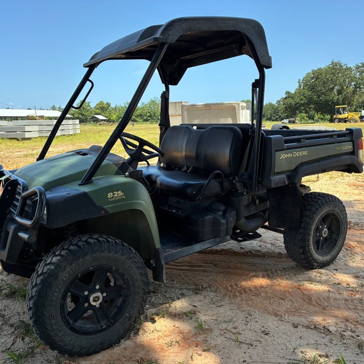 JOHN DEERE GATOR