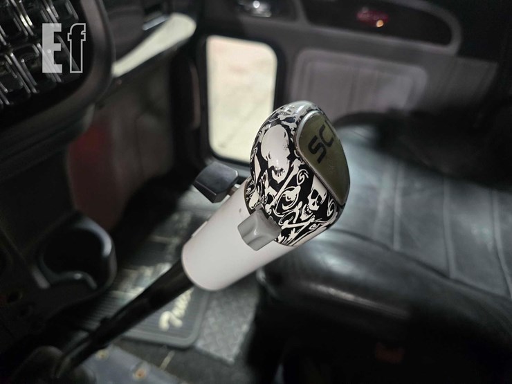 2015-peterbilt-389-image-15