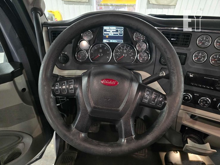 2019-peterbilt-567-image-10