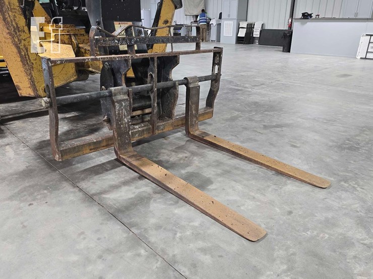 2013-caterpillar-tl1055c-image-10