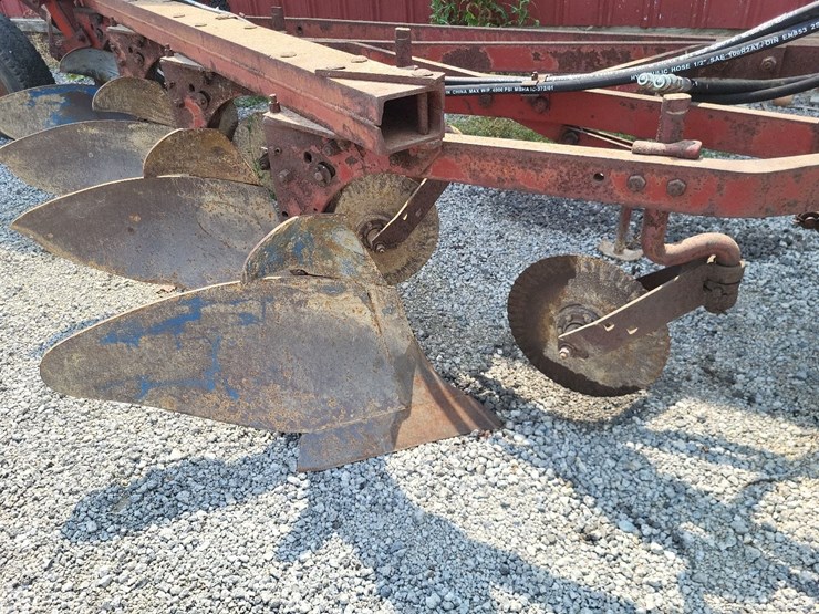 international-540-in-furrow-4-bottom-moldboard-plow-w/coulters-image-12
