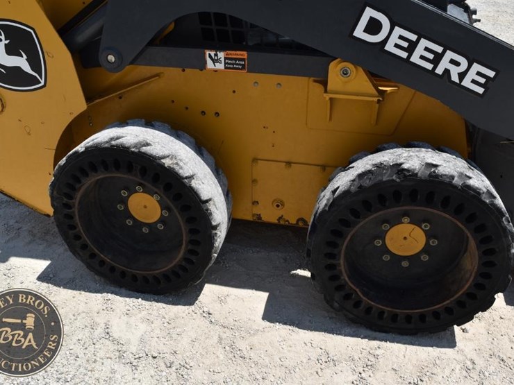 2021-deere-318g-image-31