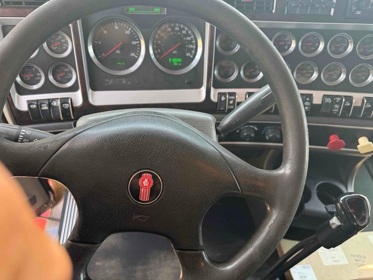 2012-kenworth-t800-image-10