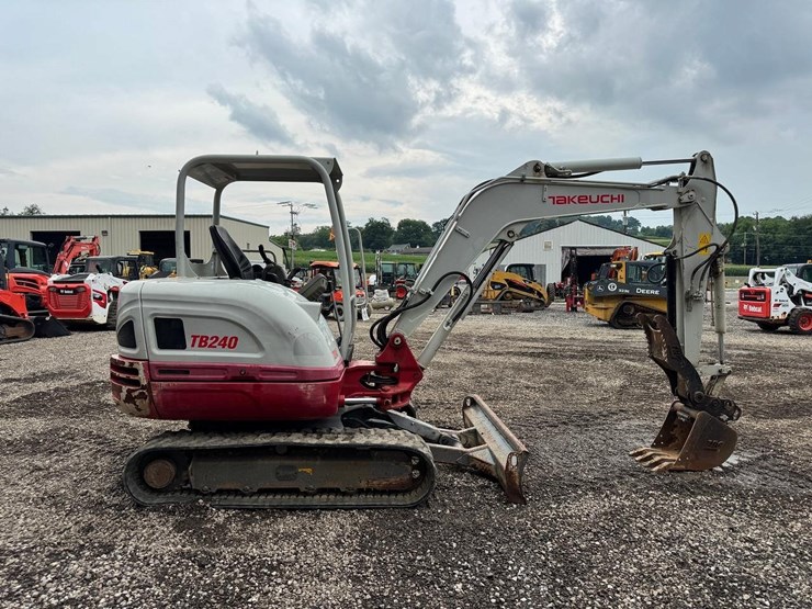2022-takeuchi-tb240-image-7