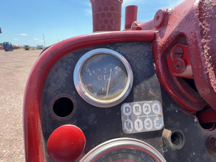 farmall-560-tractor-image-22