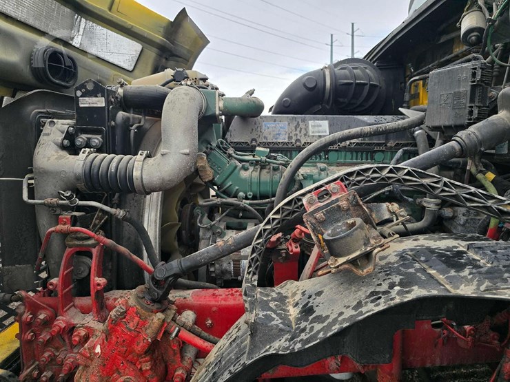 2016-volvo-vnl64t300-image-18