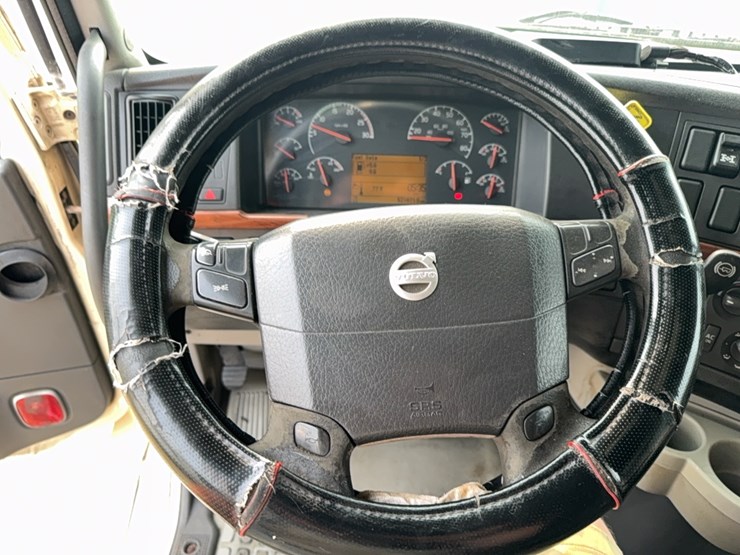 2005-volvo-semi-image-44