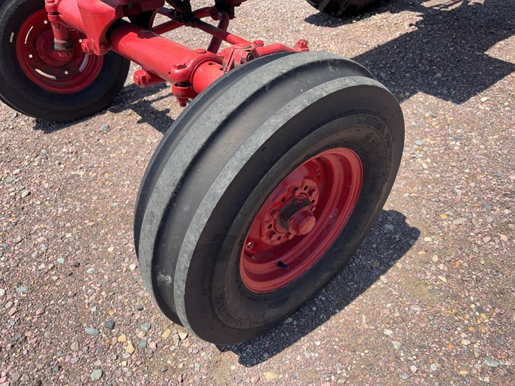 farmall-560-tractor-image-11