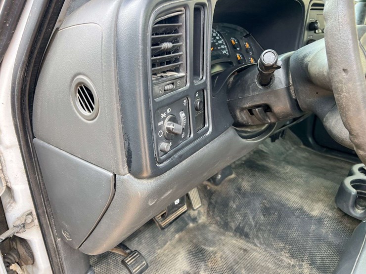 2004-chevrolet-silverado-2500-image-23