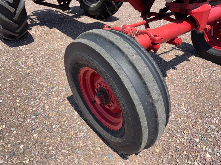 farmall-560-tractor-image-12