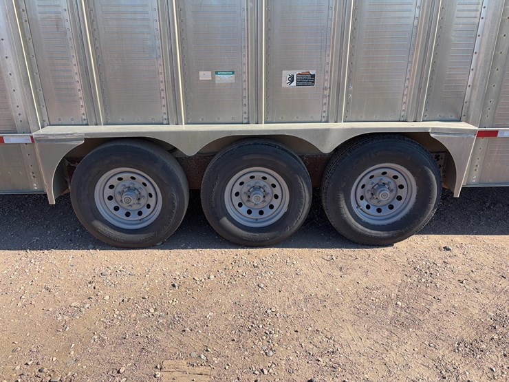 2009-wilson-livestock-trailer-image-26