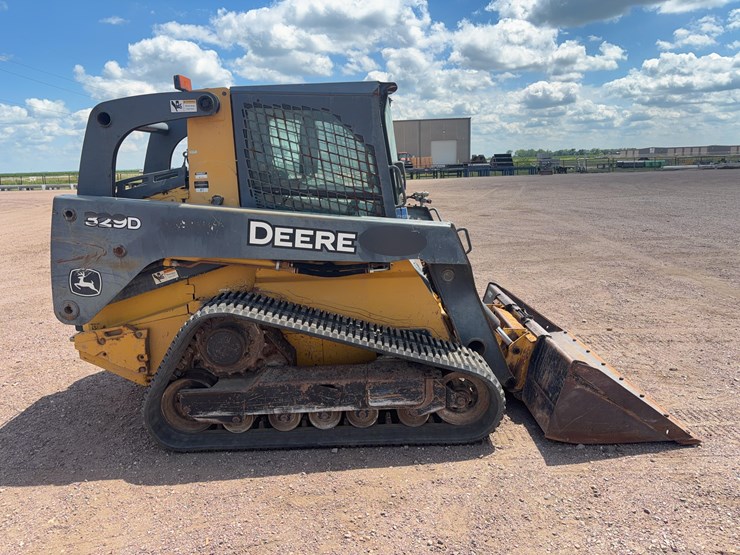 2011-john-deere-329d-image-4
