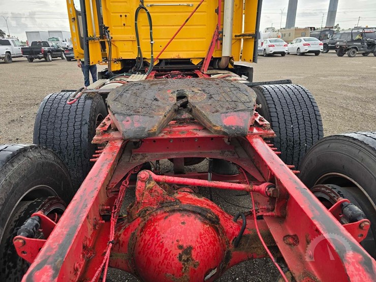 2016-volvo-vnl64t300-image-14