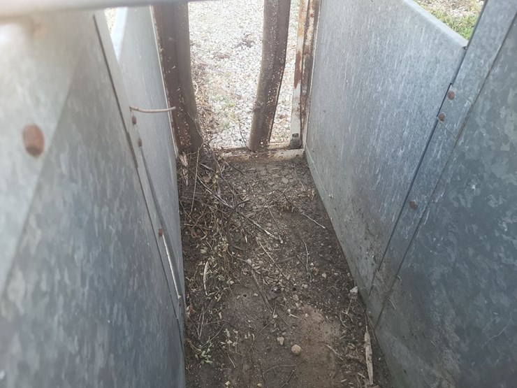 goat/sheep-galvanized-head-chute-w/floor-and-roll-up-rear-gate-image-12