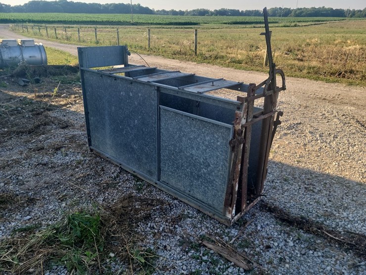 goat/sheep-galvanized-head-chute-w/floor-and-roll-up-rear-gate-image-1