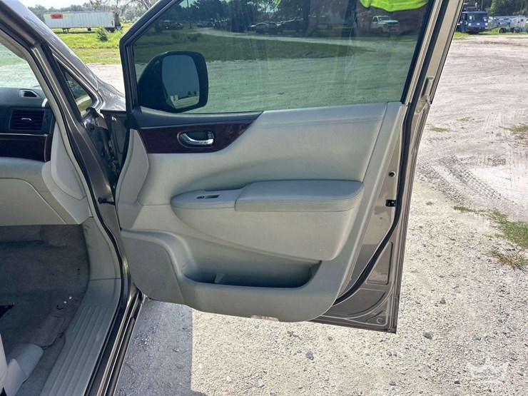 2015-nissan-quest-image-17