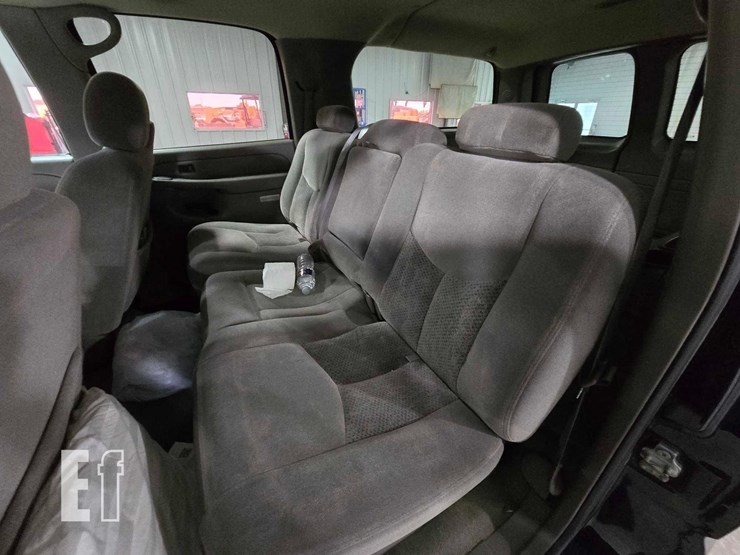 2004-chevrolet-suburban-image-15