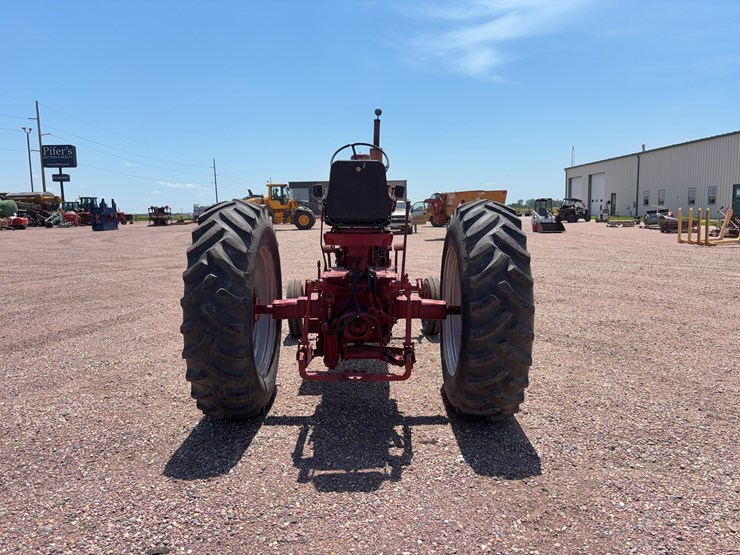 farmall-560-tractor-image-6
