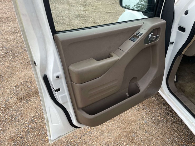 2015-nissan-frontier-sv-image-9