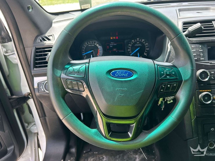 2016-ford-explorer-image-15