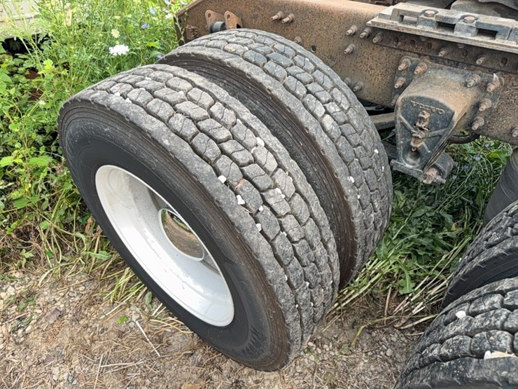 2005-volvo-semi-image-9