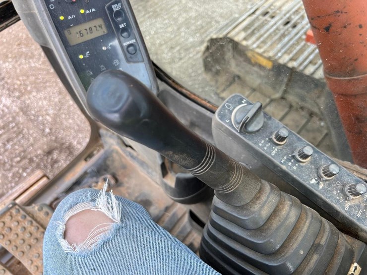 2005-hitachi-zx225us-lc-image-22