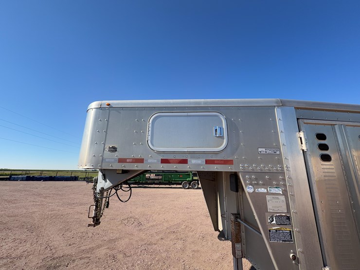 2009-wilson-livestock-trailer-image-10