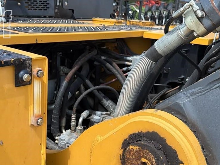 2015-deere-470g-lc-image-30