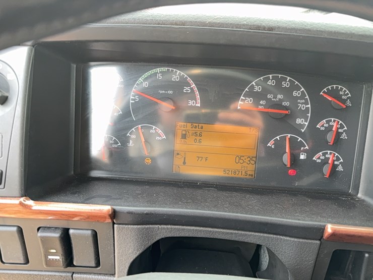 2005-volvo-semi-image-45