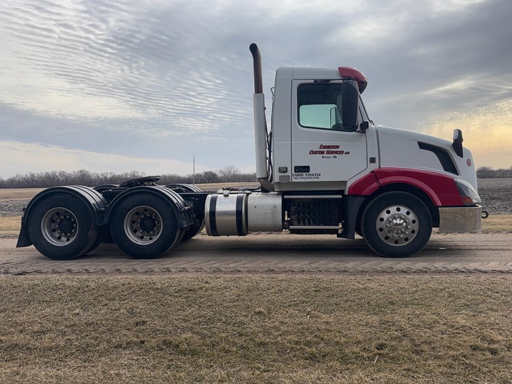 2015-volvo-vnl-semi-image-4