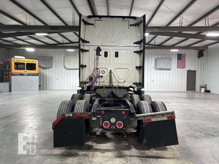 2017-freightliner-cascadia-125-image-8